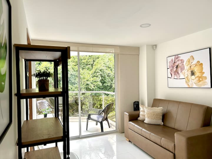 Útulná obývacia izba s rozkladacou pohovkou, ideálna na oddych alebo ubytovanie ďalších hostí v pokojnom priestore.