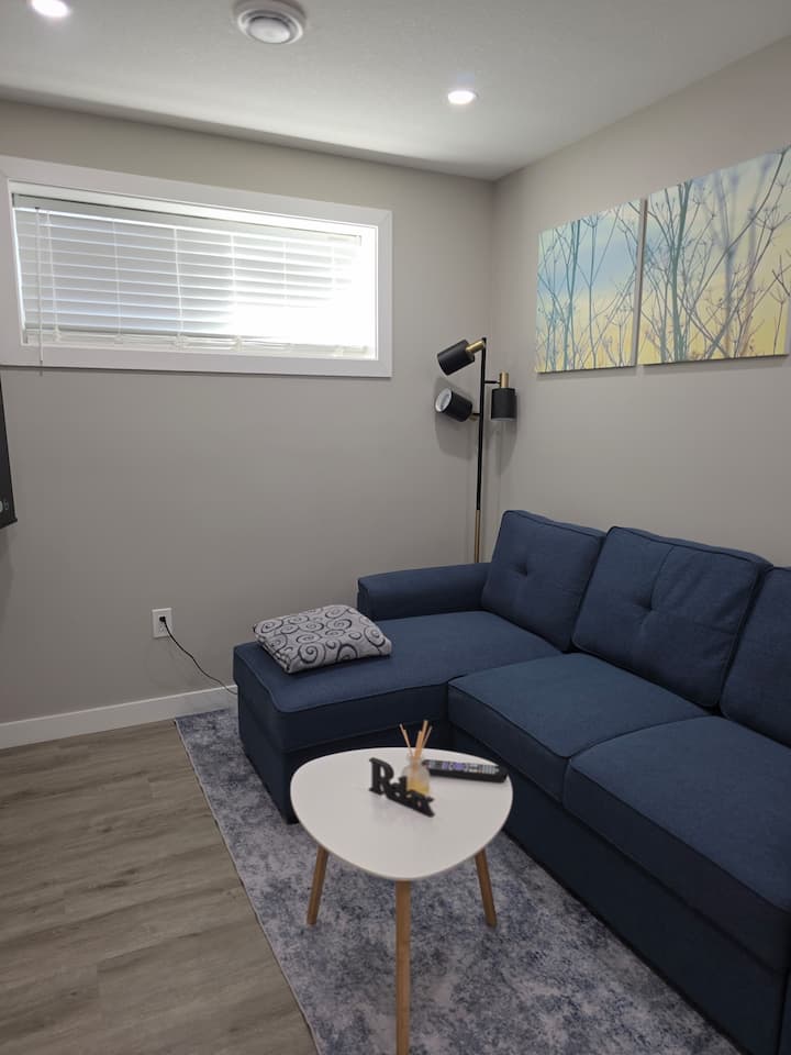Bright & Cozy Suite In The Towns - Regina