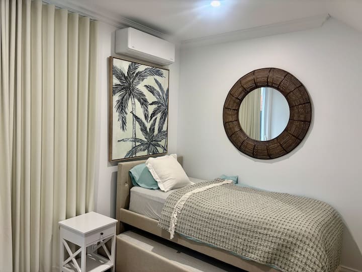 Manželská posteľ s jednolôžkovou vysúvacou posteľou 