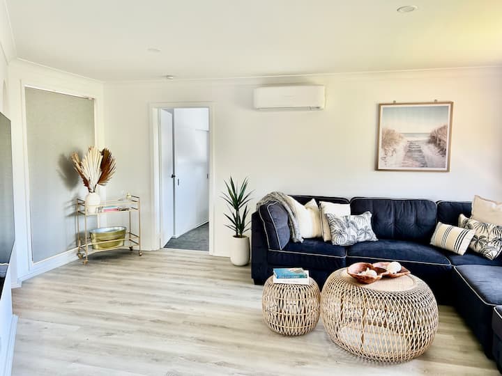 Spacious Shoal Bay Beach Retreat - Port Stephens