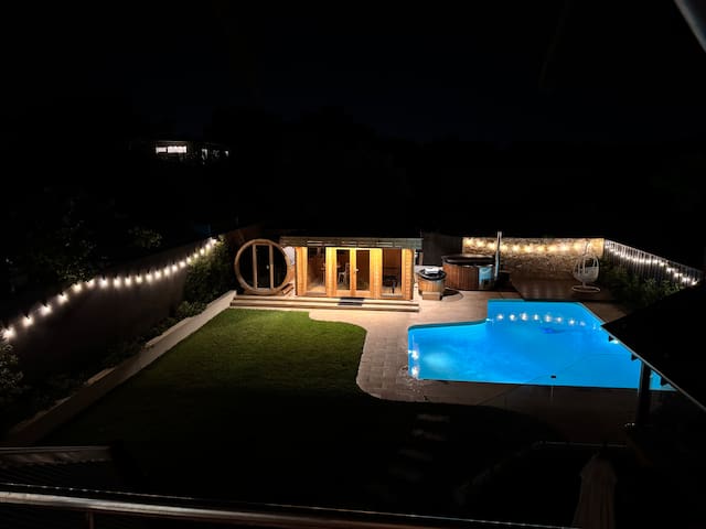 Cottesloe Beachside Oasis -Pool, Sauna, Spa + More