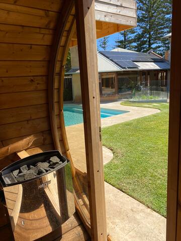 Cottesloe Beachside Oasis -Pool, Sauna, Spa + More gallery image 2