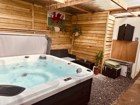Caswell Bay Holiday Home with Hot Tub. Mumbles