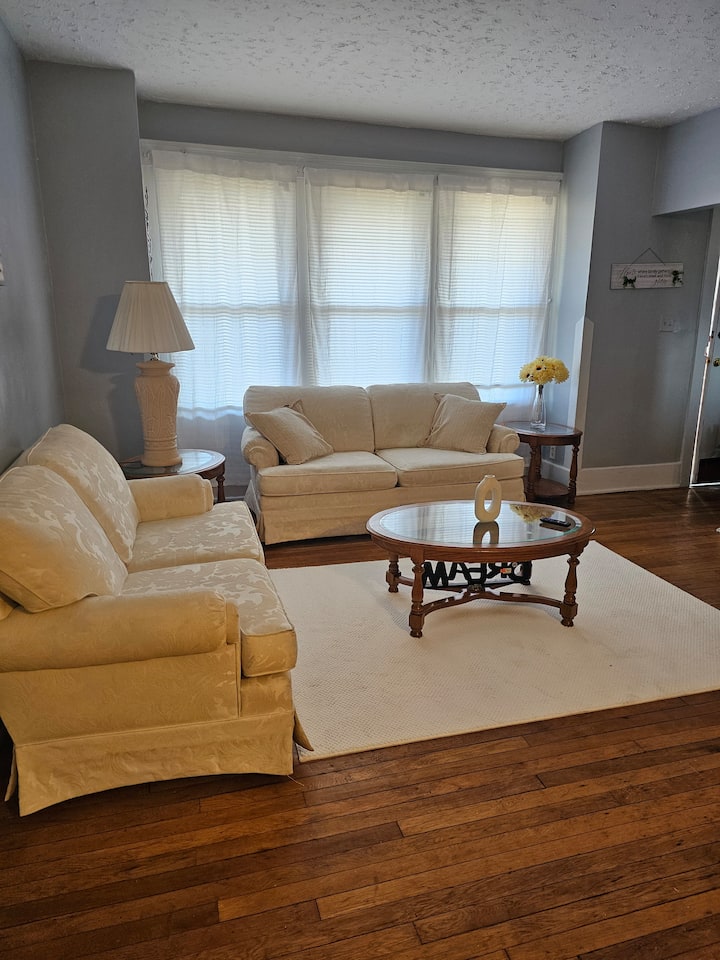 Clean Comfortable 3 Bedroom Lower Unit - Oak Park, MI
