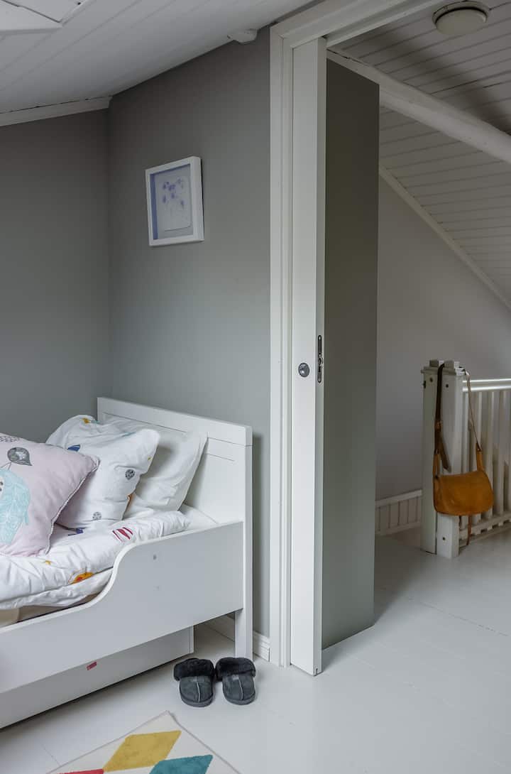 La cama que se muestra en la foto se ha sustituido por una cama con somier que también es adecuada para un adulto.