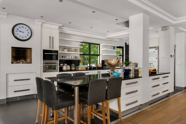 Spacious Home with Pool, Walk to Camps Bay Beach gallery image 3