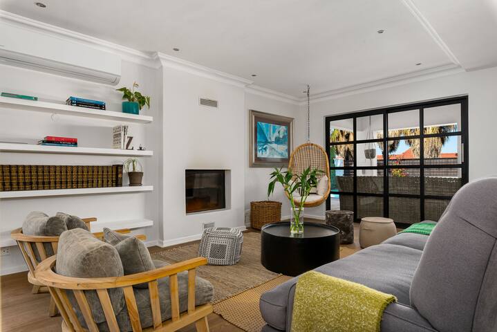 Spacious Home with Pool, Walk to Camps Bay Beach gallery image 4