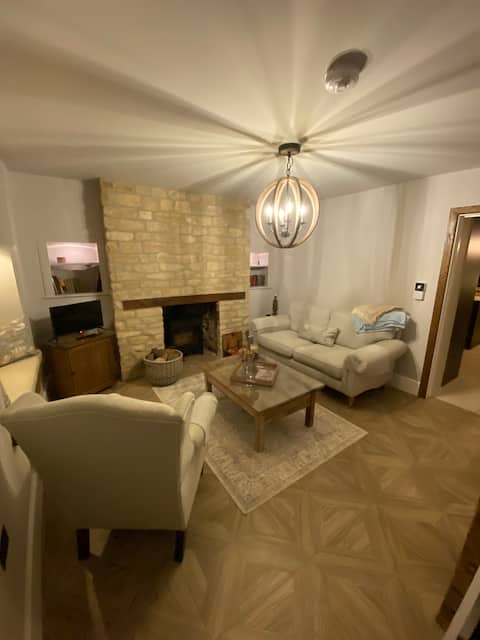 Top performing Airbnb: Lux Wisteria stone Cottage Chadlington in Chipping Norton