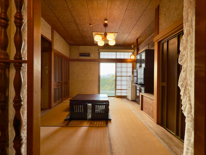 昭和ロココの回転式ベッドで夢のひととき|時代を超えたレトロ空間|1970年にタイムスリップ|40㎡ - 豊橋市