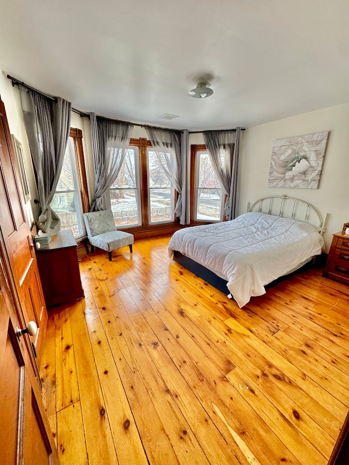 בחדר שינה מס' 3 יש מקום ל-2 אנשים במיטת קווין סייז 