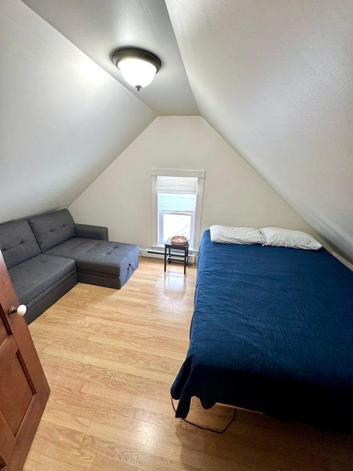 בחדר שינה מס' 2 יכולים ללון עד 4 אנשים (2 במיטה מלאה + 2 בספה נפתחת) 