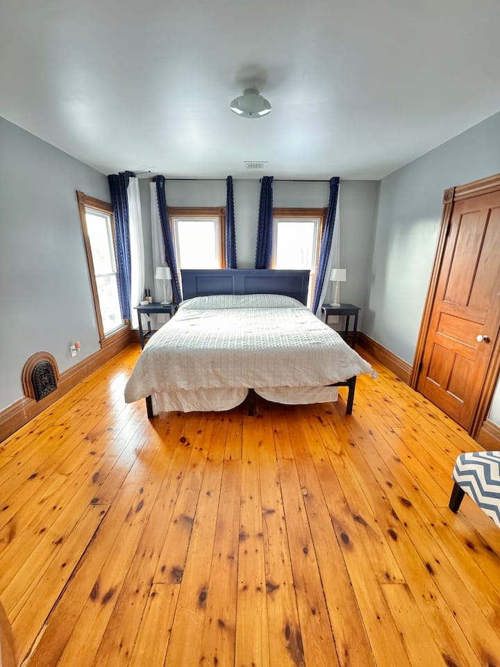 בחדר שינה מס' 4 יש מקום ל-2 אנשים במיטת קינג סייז 