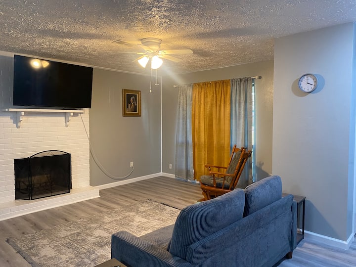 Entire Home! Fresh & Clean Hot Showers, Comfy Beds - Houston, TX