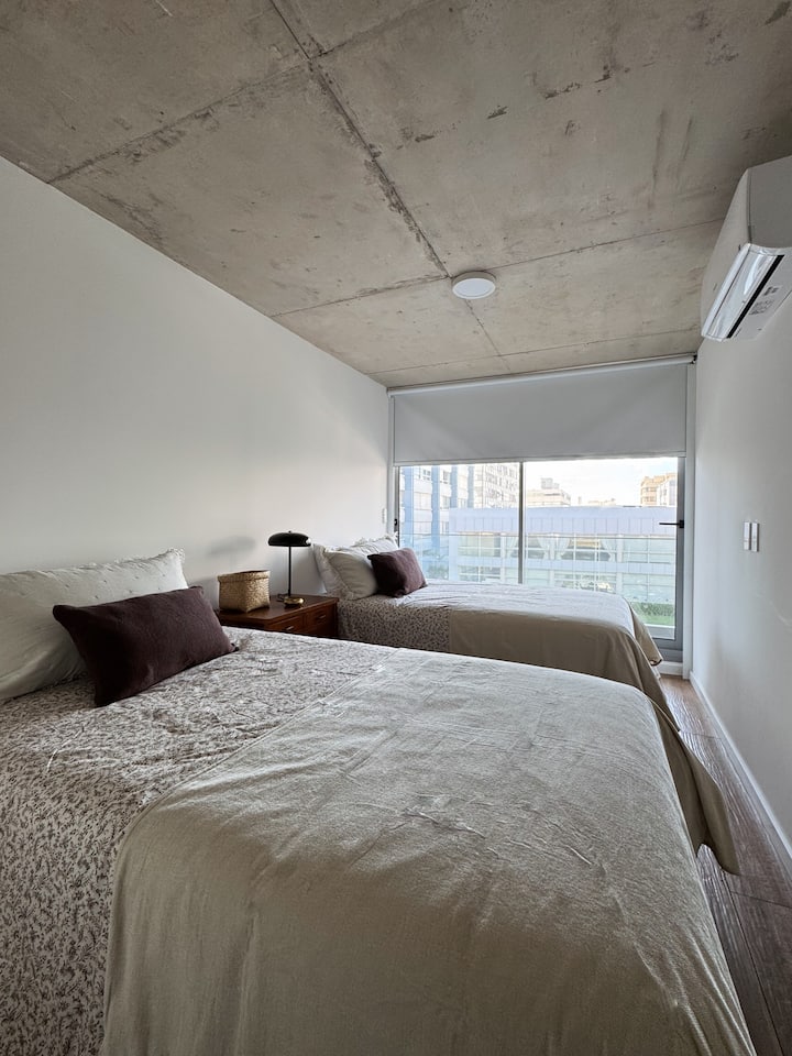 חדר שינה שני עם שתיים וחצי מיטות מרובעות (1.20x2mts)