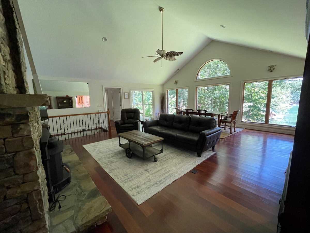 Beautiful Lake House Retreat - Private Lake Access