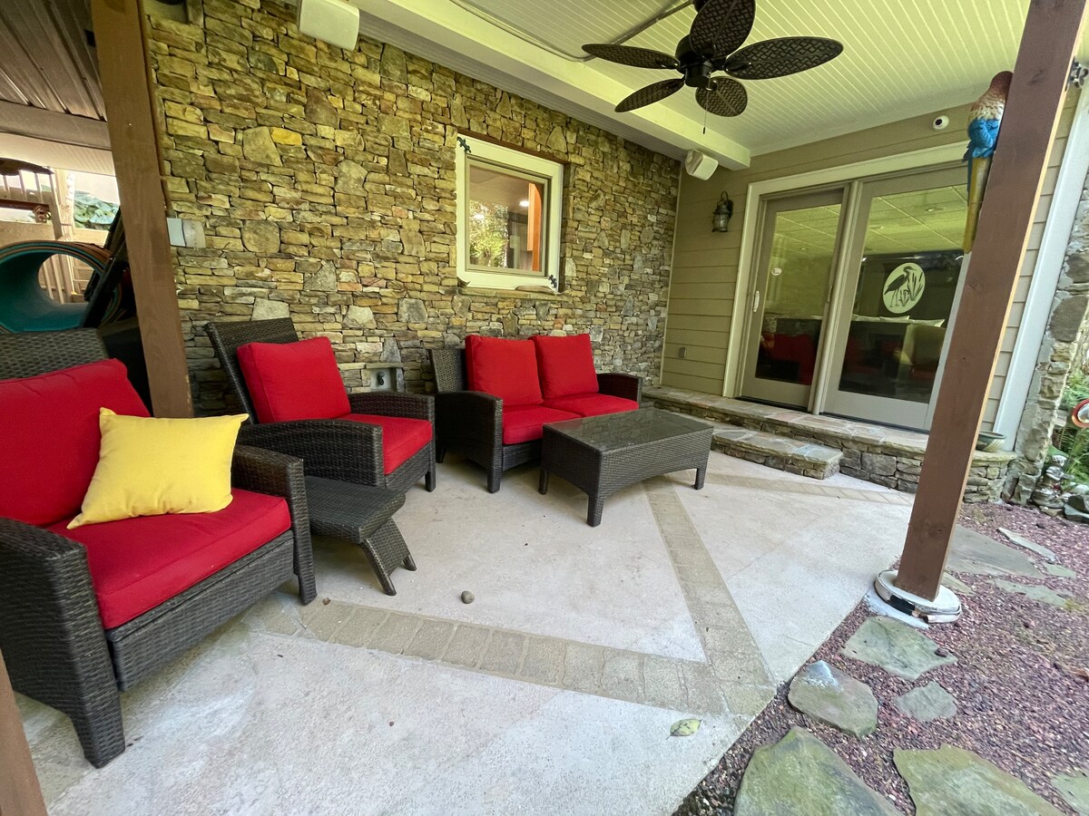 Beautiful Lake House Retreat - Private Lake Access