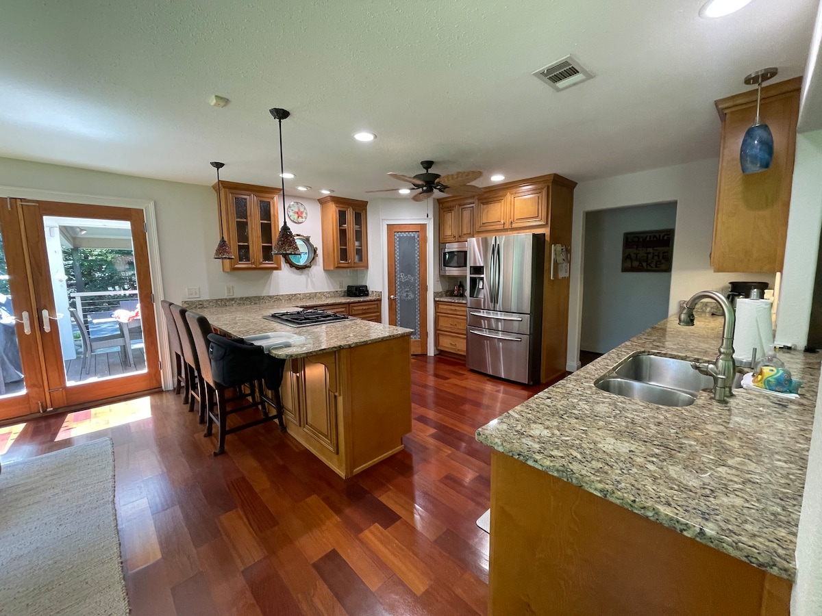 Beautiful Lake House Retreat - Private Lake Access
