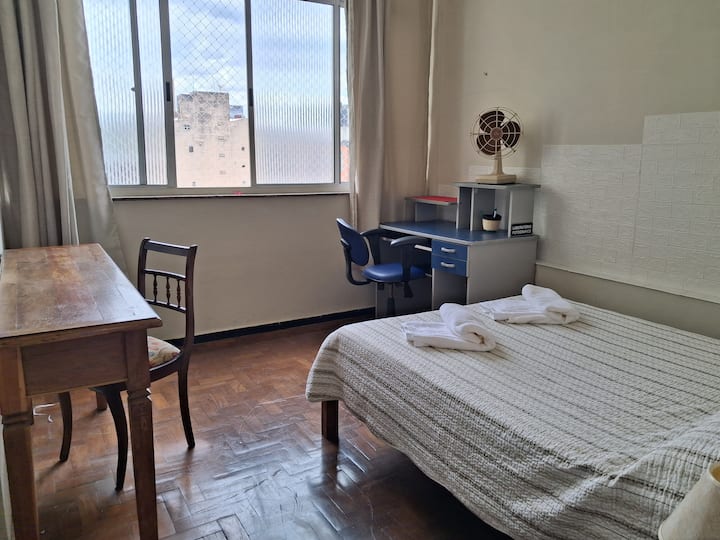 Habitación con cama doble y mesa propia para estudiar o trabajar.  
Gran ventana, ancha que trae mucha ventilación. suelo de tacos, trae mayor comodidad 