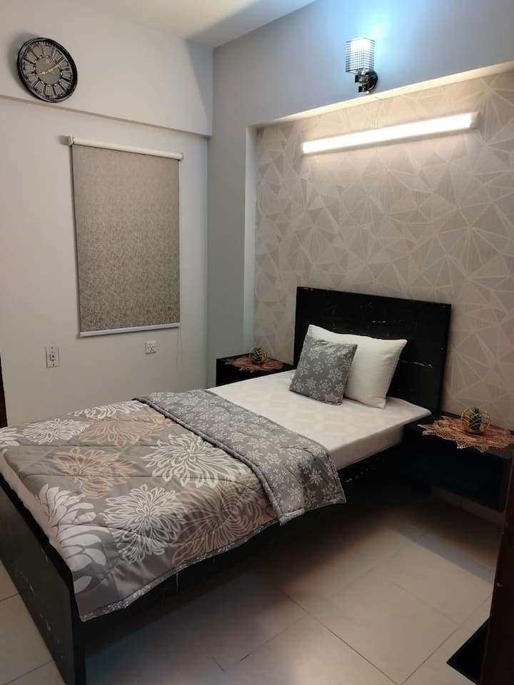 „ესთეტიკური ერთადგილიანი საძინებელი

Გააუმჯობესეთ დრო ამ მყუდრო საცხოვრებელში, რომელშიც:

- საათის თემატური ფარდები და შპალერი
- პლუშის საწოლი ფუმფულა პლედით
- ელეგანტური გვერდითი მაგიდები ლამაზი წარმოდგენებით

Მშვიდი, ელეგანტური საცხოვრებელი განტვირთვისთვის “. 