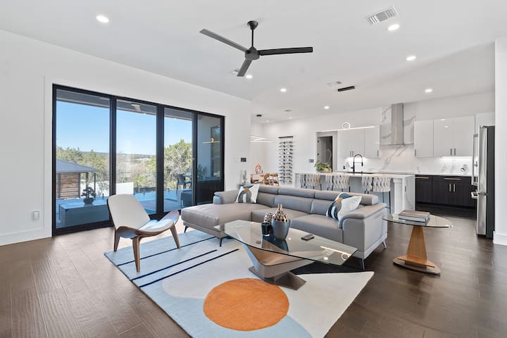 Modernized Luxury In Lago Vista - Lago Vista, TX