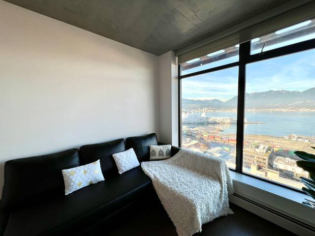 Ocean view apt DT Vancouver gallery image 2