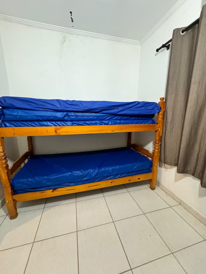 Krevet na kat u sobi s još 3 jednostruka madraca