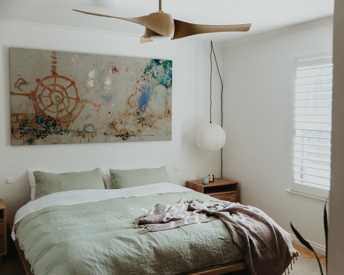 Successful Airbnb property: Stylish and Relaxing - Bathtub, Vinyls, Fireplace in Hepburn Springs