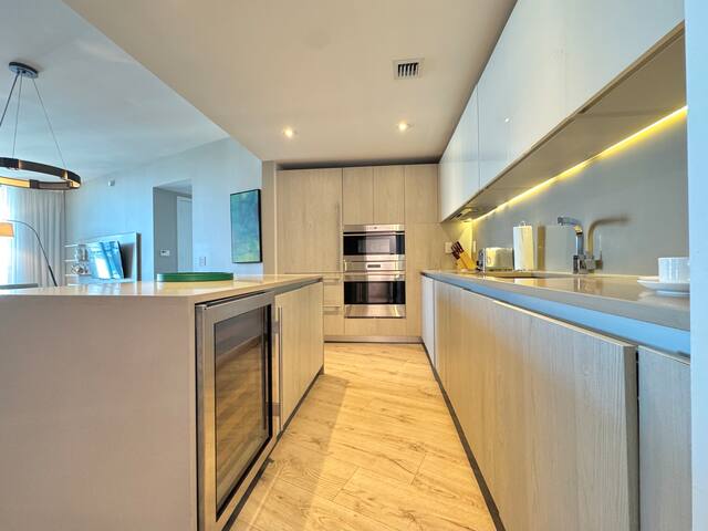 34th OCEAN VIEW Retreat 2/2 at LYFE @34th Floor gallery image 4