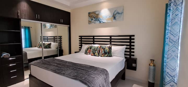 Naša tretia spálňa je upokojujúci pobrežný únik, ktorý s farbami, ktoré odrážajú modrý oceán, zlaté piesky a tropické teplo mäkkých sivých. Zachytáva podstatu raja, pretože je navrhnutý pre pohodlie a pokoj