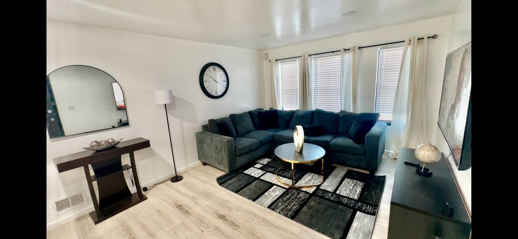 5BR-3bt Home near EWR | NYC | ADreamMall | MetLife gallery image 2