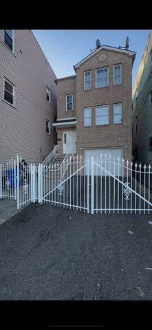 5BR-3bt Home near EWR | NYC | ADreamMall | MetLife gallery image 3