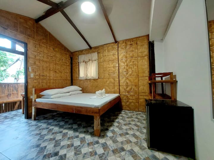 Bamboo Hut 1، غرفة مريحة ولطيفة مصممة على الطراز المحلي مع الخيزران وأوراق النخيل وسرير بحجم كوين ومكيف هواء ومروحة وثلاجة وخزنة آمنة. شرفة خاصة. مناسبة لشخصين