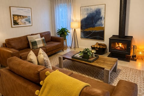 Top Airbnb: 6 BR - Spacious Quiet Home, Walk To Beach & Town. in Shire Of Colac Otway