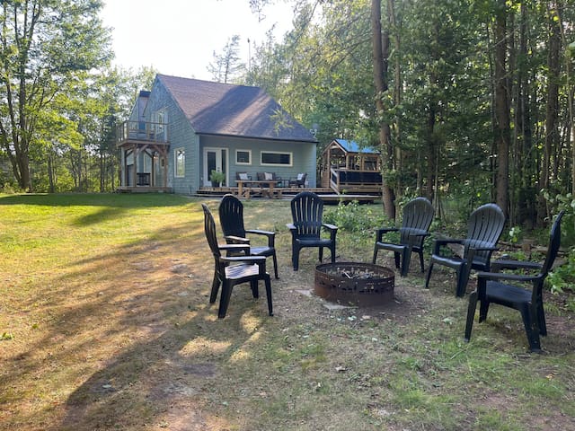 5 beds/1 King/beach/garage game room and dining