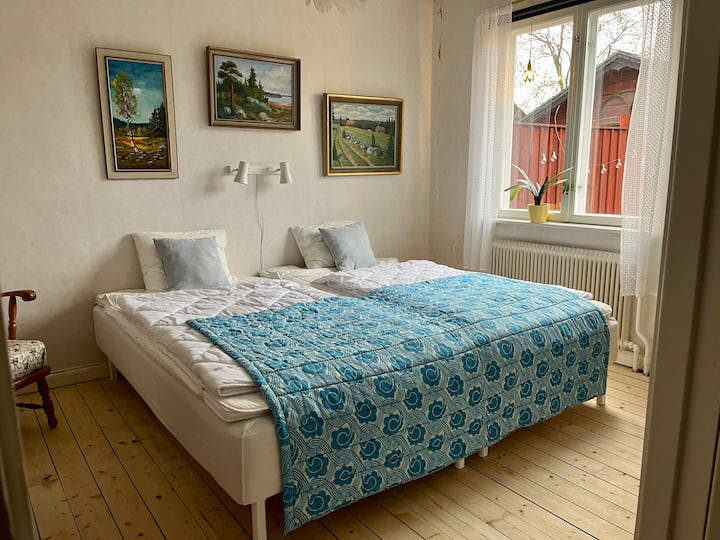 Camera da letto al piano inferiore con due letti da 105 cm. 