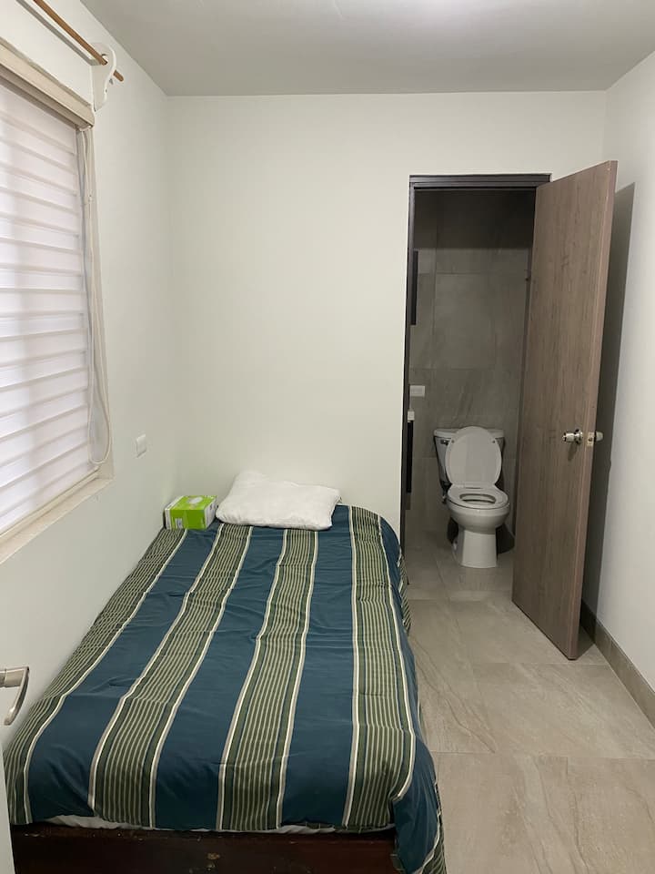 Letto singolo con piccolo bagno completo