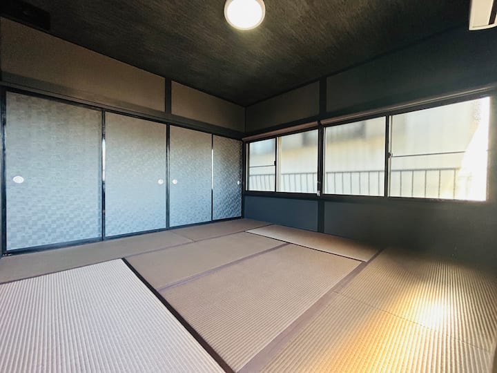Dette værelse 4 i japansk stil har også plads til en futon.