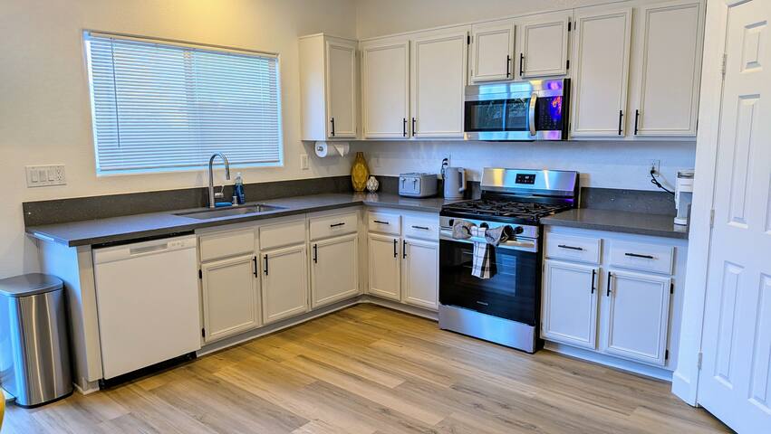 8 Bedroom Fun Smart Home, 8 Minutes to the Strip gallery image 3