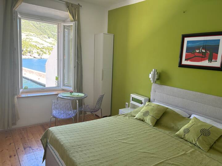 Perfect For 2, Step to the Beach