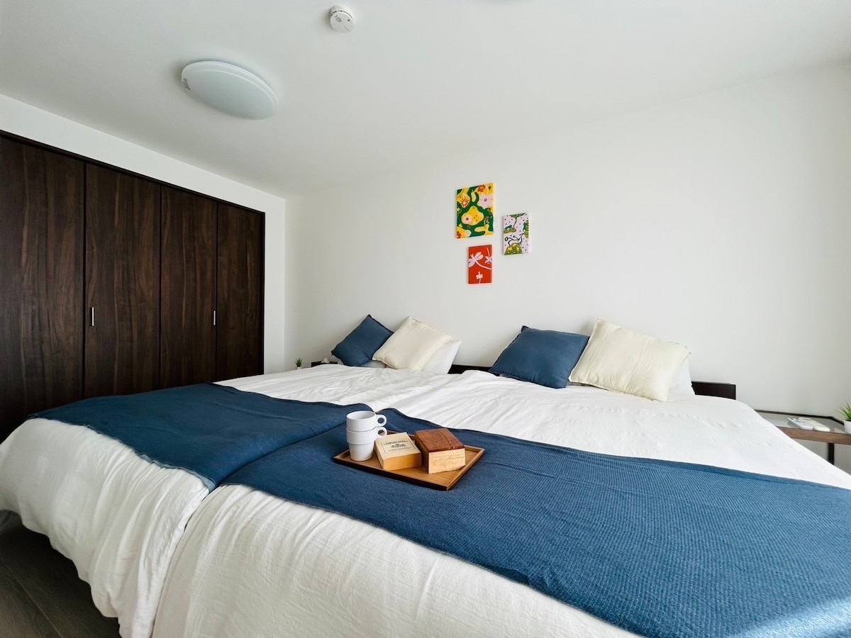 يوجد سريران مزدوجان.
يمكنك أيضًا استخدامه مع وحدتين منفصلتين!