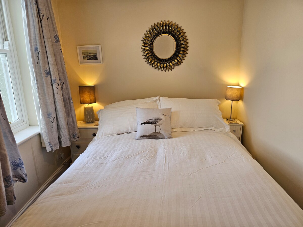 Este dormitorio está junto al baño principal.  Tiene mucho espacio para guardar, tocador y secador de pelo.