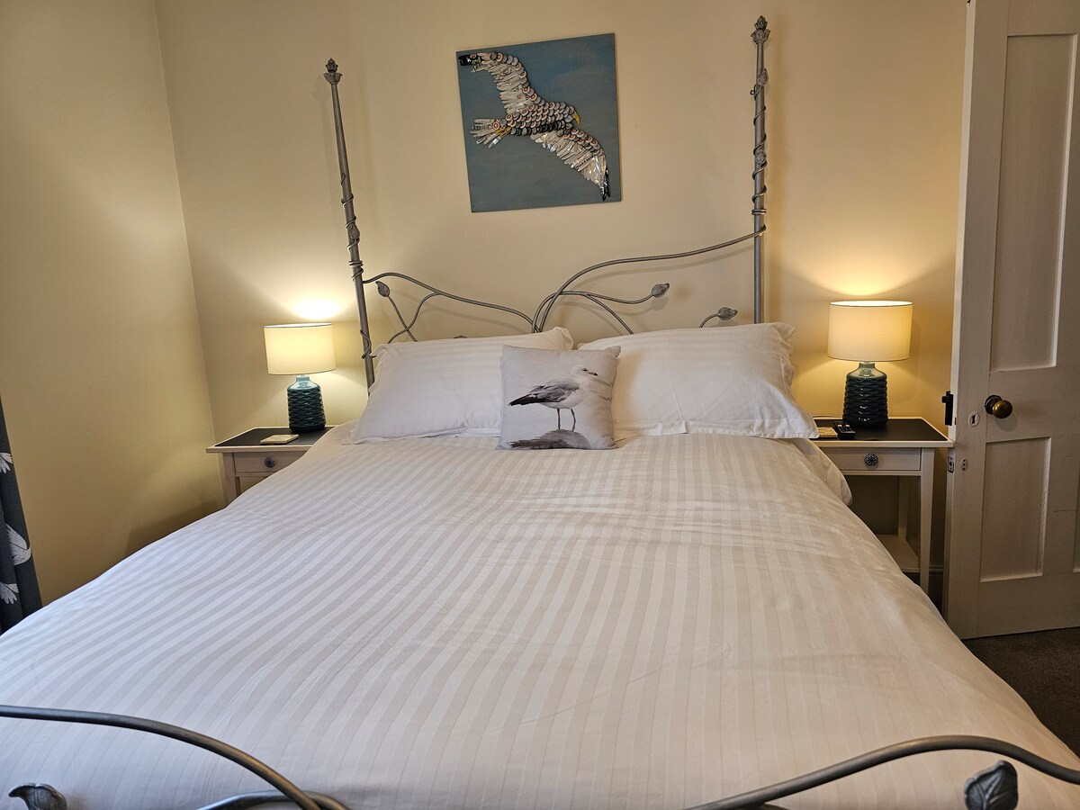 Este dormitorio tiene excelentes vistas sobre Folkestone y The Downs.  También es posible ver el mar, aunque, hay que decirlo, ¡tienes que presionar la cara contra la ventana y mirar a la derecha, por lo que realmente no se puede llamar vista al mar como tal!
