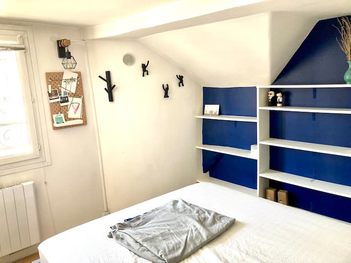 Спалня с килер за съхранение и висящи рафтове.