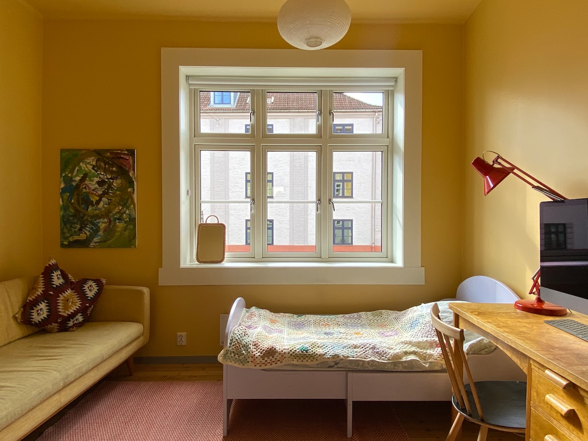 Პირველ სართულზე მდებარე საძინებელში არის 1,80 უმცროსი საწოლი, ან შეგვიძლია იატაკზე 200 ლეიბი დავაყენოთ 