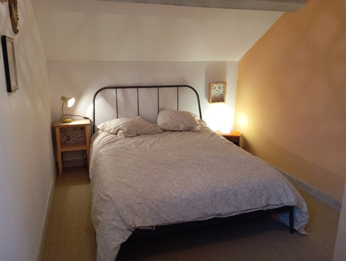 Спалната соба на горниот кат. Удобен душек. Можност за додавање на кревет со чадор