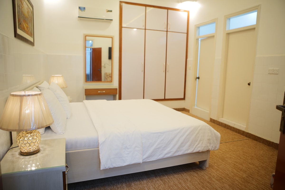 Dhoma jote private është e pajisur me:

Smart TV për argëtim
Ajër i kondicionuar për një qëndrim të rehatshëm
Qasje në një ambient të përbashkët kuzhine për përgatitjen e vakteve