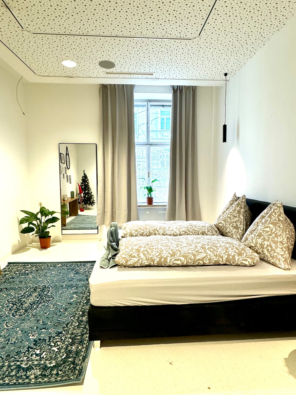 Bedroom 2 image 7