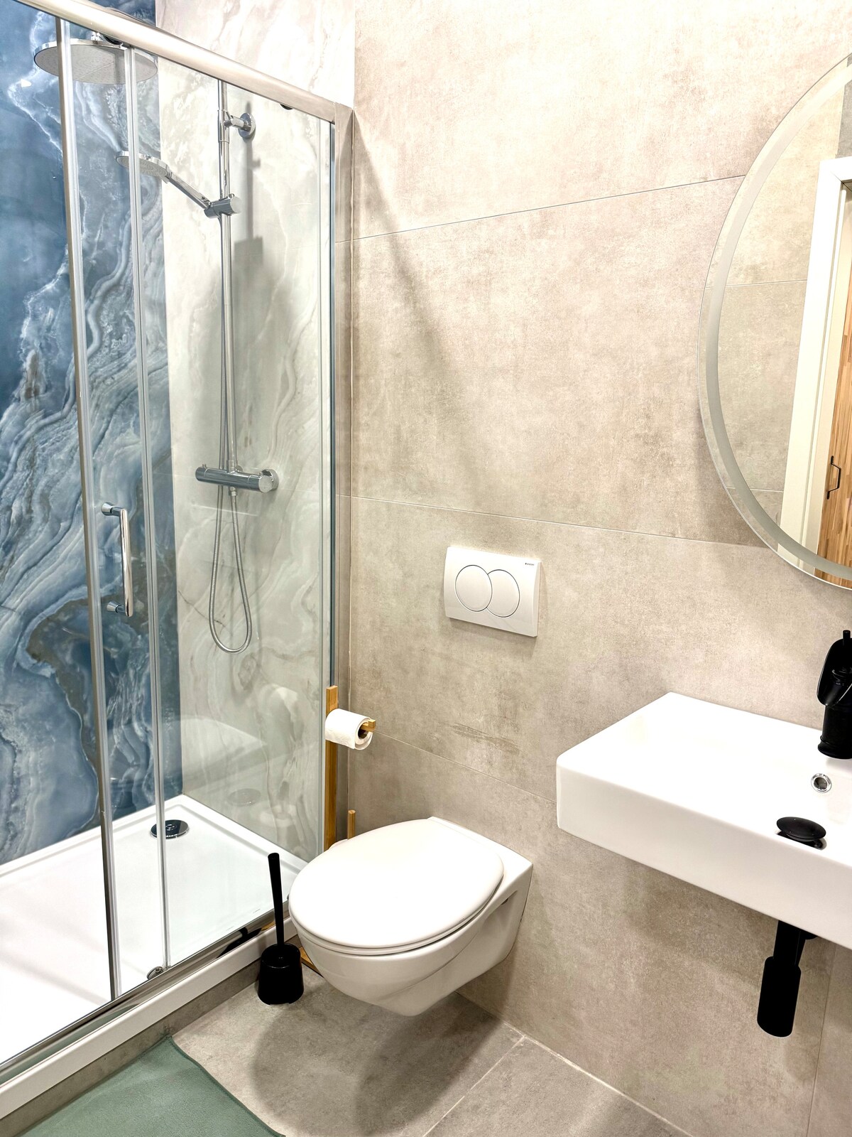 Full bathroom 1 image 1