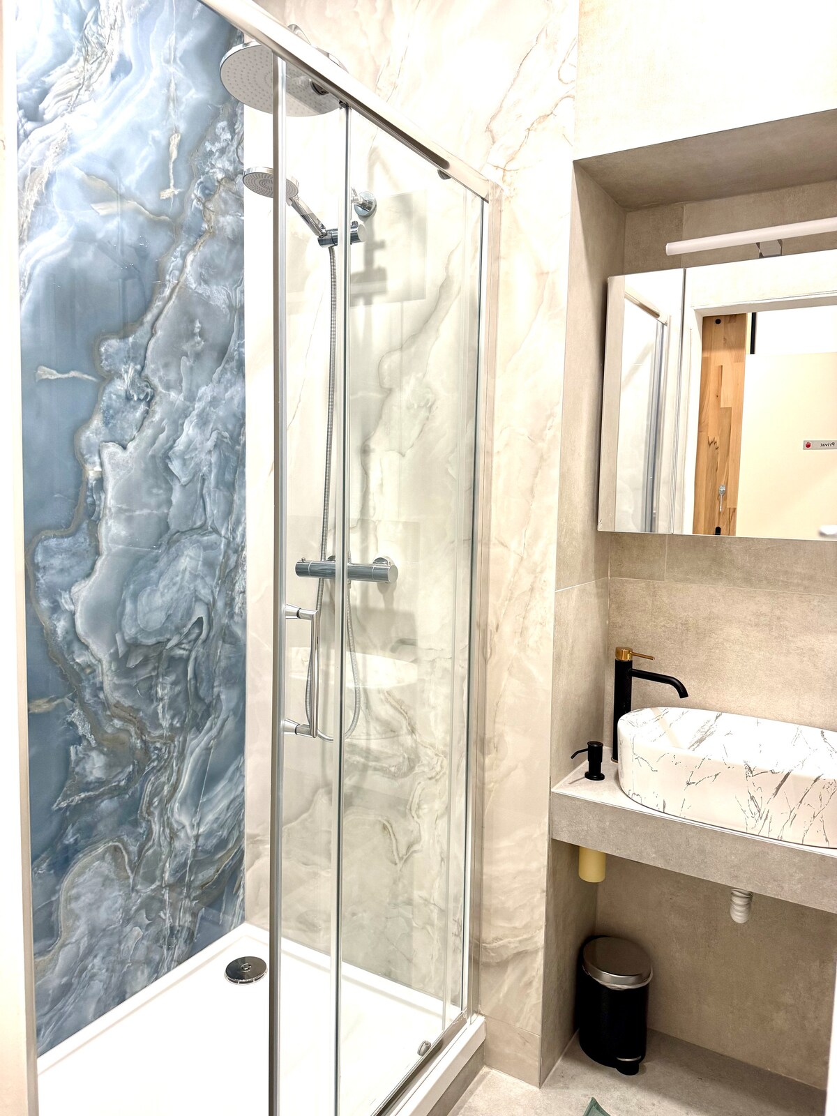 Full bathroom 2 image 1