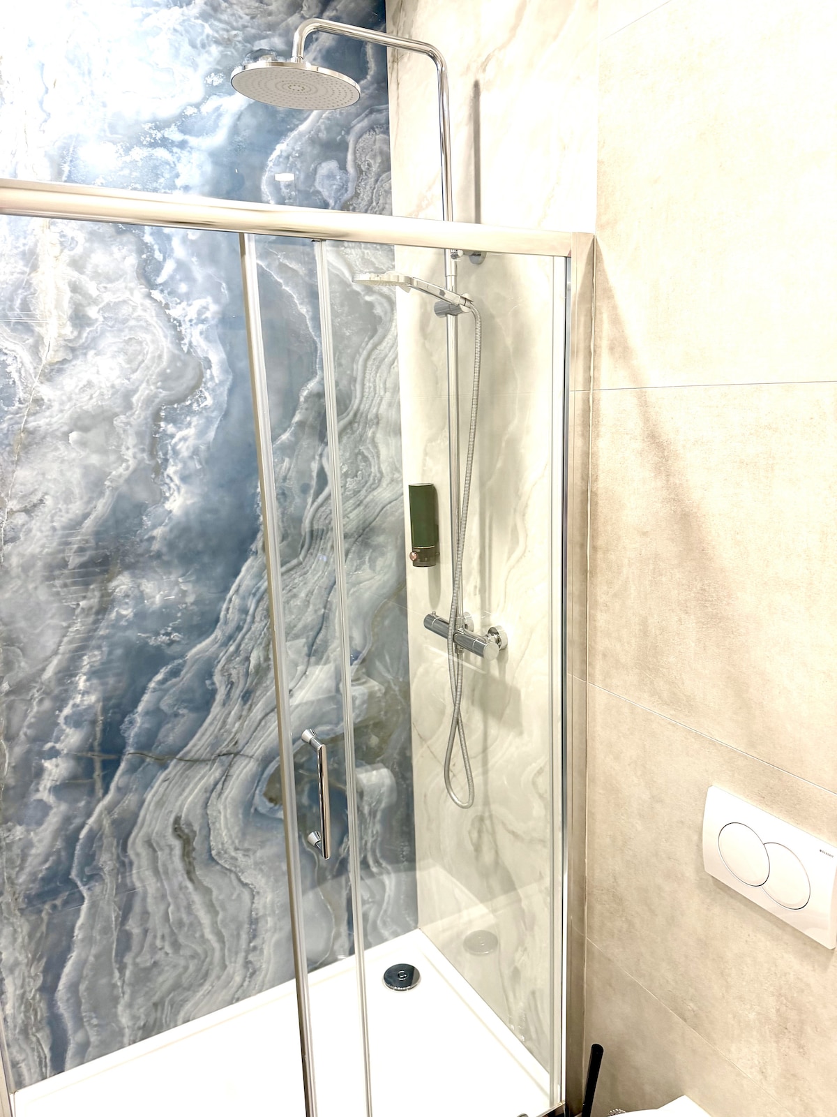 Full bathroom 1 image 2